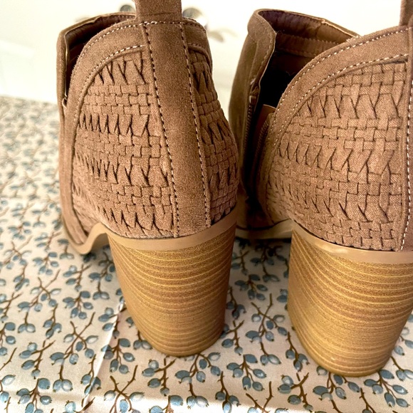 Madden Girl boots, suede. Size 8.5 runs small - Picture 3 of 5